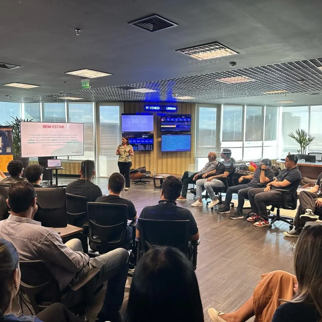 Sandra Moura conduzindo uma palestra sobre bem-estar para a equipe do Urbano Bank